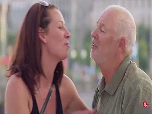 Tuyệt chiêu để hôn được 'gái lạ' ngay giữa phố