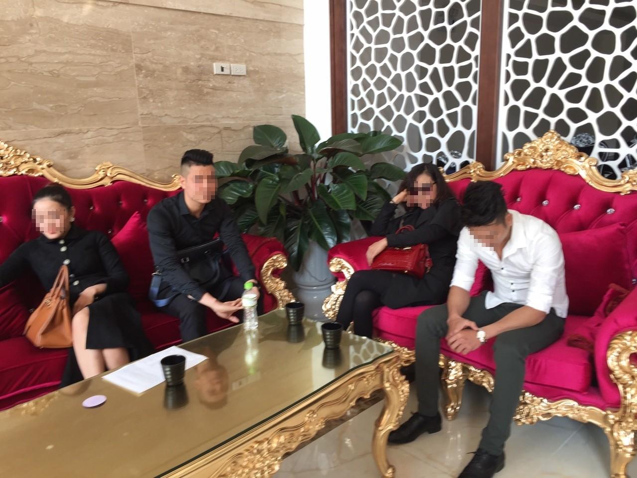 Lộ chiêu độ hàng mỹ nam trong đường dây bán dâm cho quý bà-1