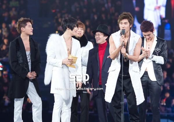 Cãi nhau về vote mãi làm gì, hãy dành sự chú ý cho dàn sao chưa từng diễn ở MAMA-1