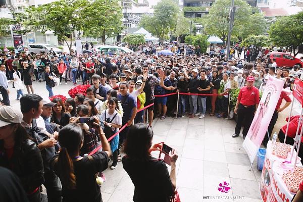 Fan xếp hàng dài dưới trưa nắng để xin chữ ký Mỹ Tâm-3