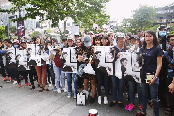 Fan xếp hàng dài dưới trưa nắng để xin chữ ký Mỹ Tâm-4