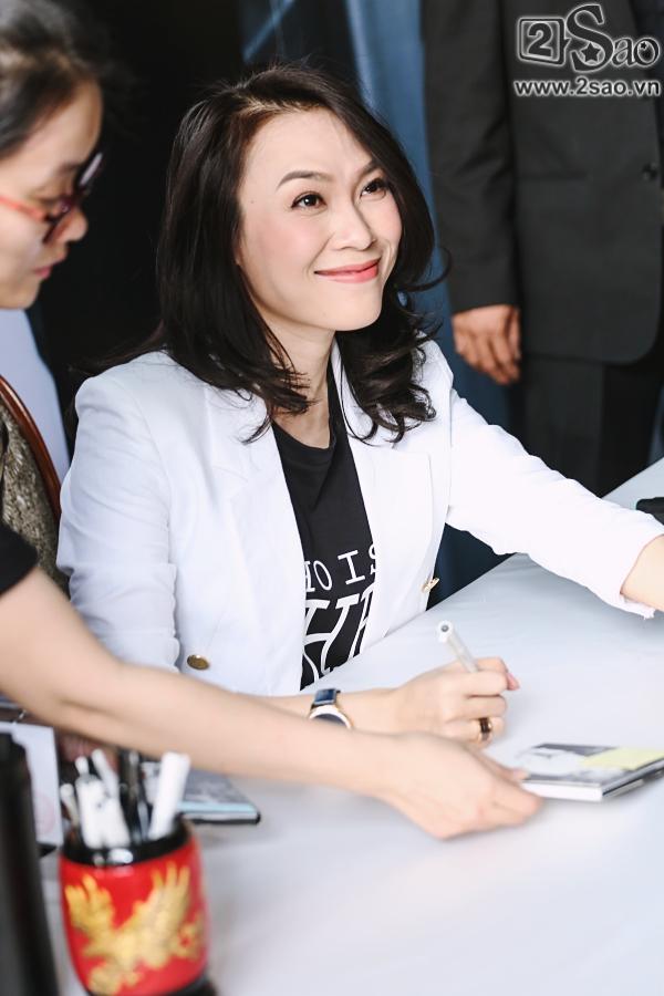 Fan xếp hàng dài dưới trưa nắng để xin chữ ký Mỹ Tâm-6