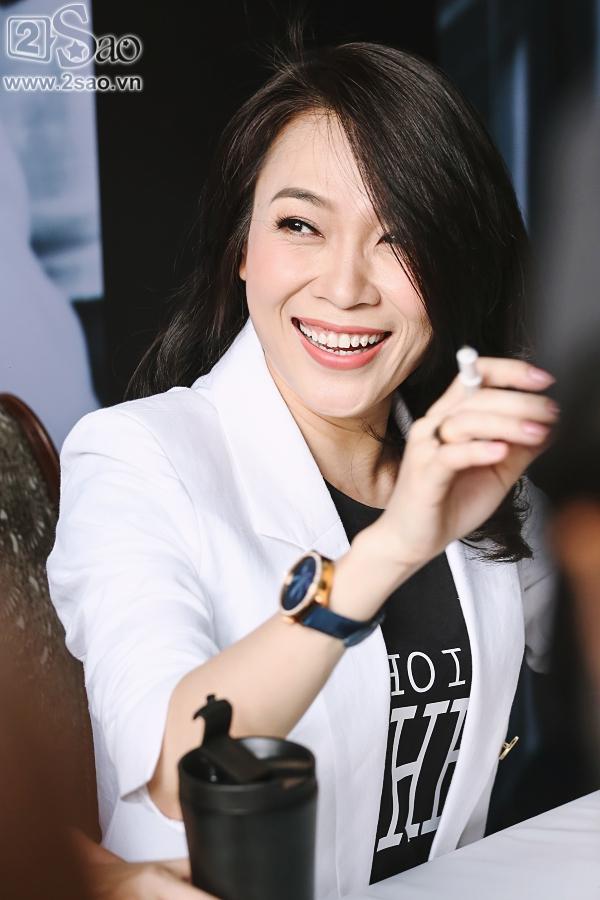 Fan xếp hàng dài dưới trưa nắng để xin chữ ký Mỹ Tâm-8