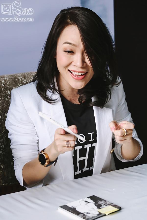 Fan xếp hàng dài dưới trưa nắng để xin chữ ký Mỹ Tâm-9