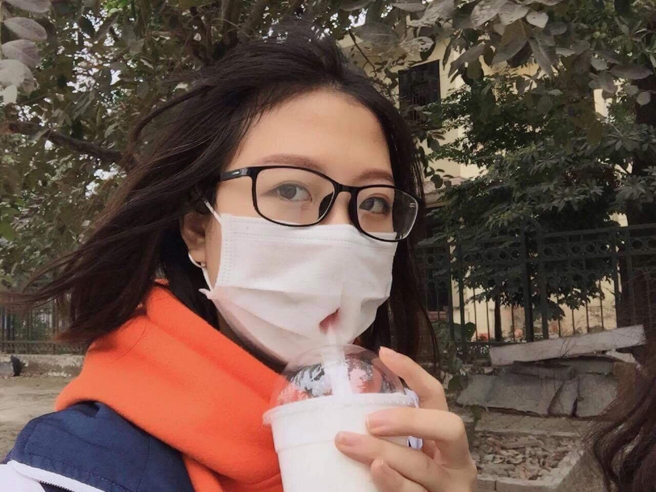 Nữ sinh uống trà sữa nhưng quyết không tháo khẩu trang cực ngầu!-1