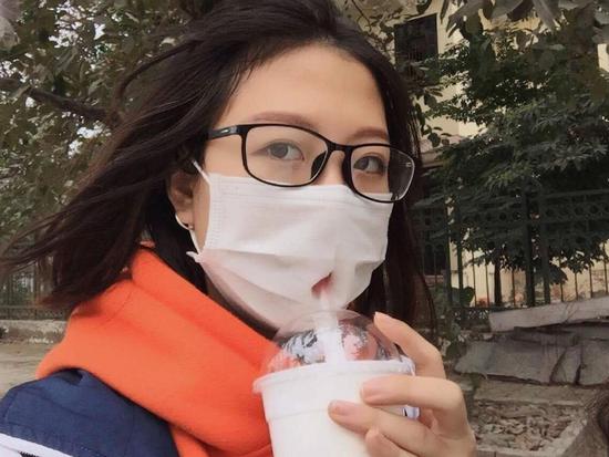 Nữ sinh uống trà sữa nhưng quyết không tháo khẩu trang cực ngầu!