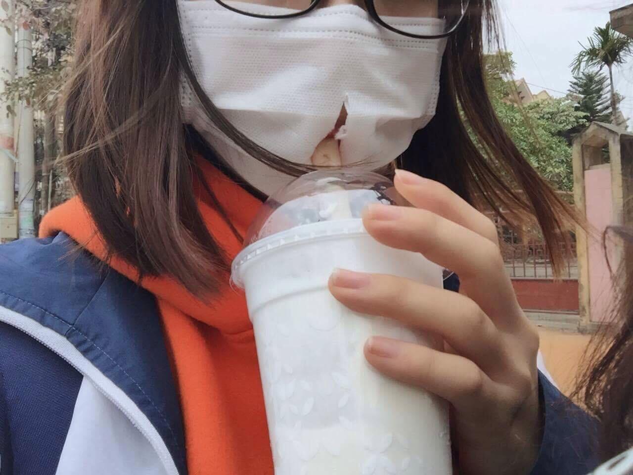 Nữ sinh uống trà sữa nhưng quyết không tháo khẩu trang cực ngầu!-2