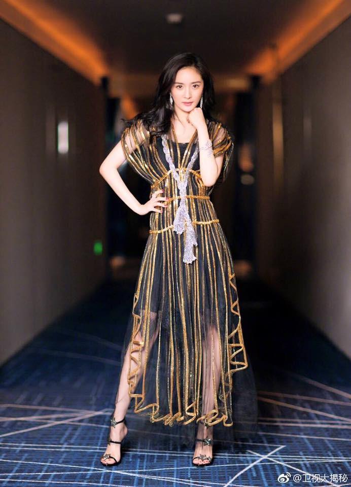 Nữ thần Cbiz diện váy công chúa Triệu Lệ Dĩnh Nhiệt Ba