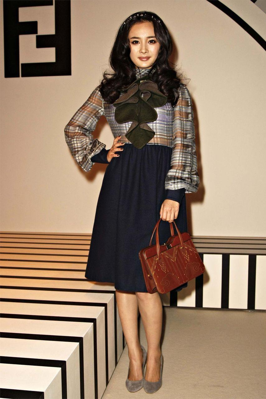 Đẹp thì đẹp thật nhưng Dương Mịch đang mặc thứ gì lên thảm đỏ vậy?-5