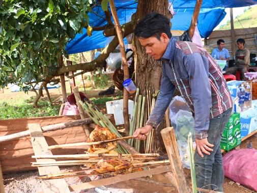 Lễ hội hoa dã quỳ: Hàng ngàn du khách thất vọng vì chỉ thấy hoa tàn lụi