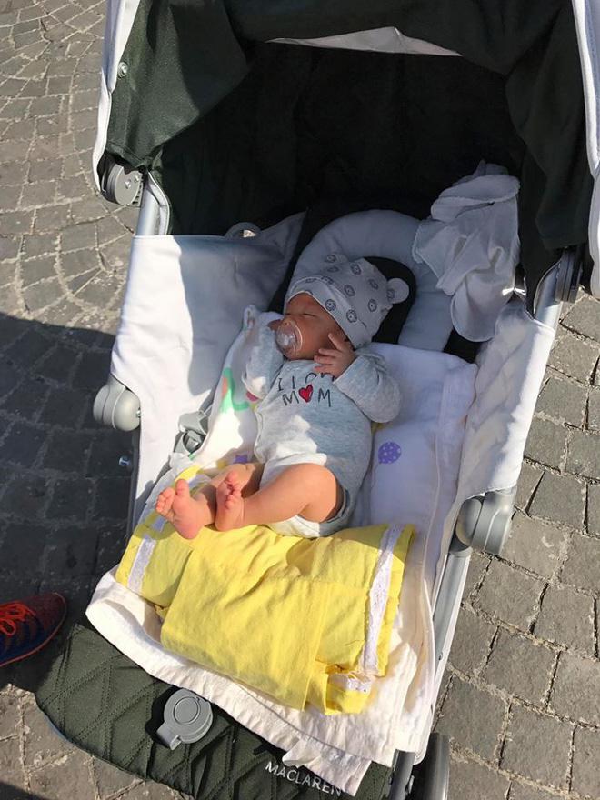 Sau loạt ảnh khoe eo thon, hot mom Hằng ‘Túi’ đăng ảnh con trai đầy tháng siêu yêu-5