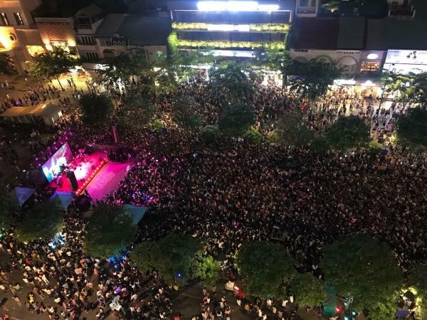 Công dân gương mẫu Mỹ Tâm dặn dò fan không xả rác ở phố đi bộ-2