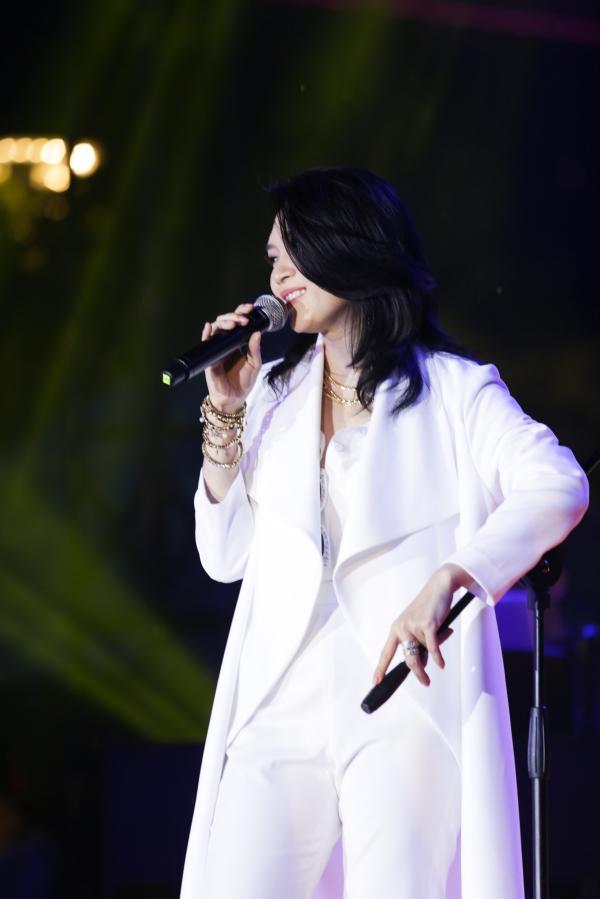 Công dân gương mẫu Mỹ Tâm dặn dò fan không xả rác ở phố đi bộ-3