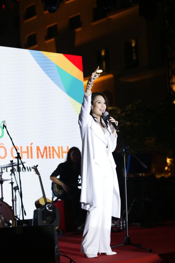 Công dân gương mẫu Mỹ Tâm dặn dò fan không xả rác ở phố đi bộ-4