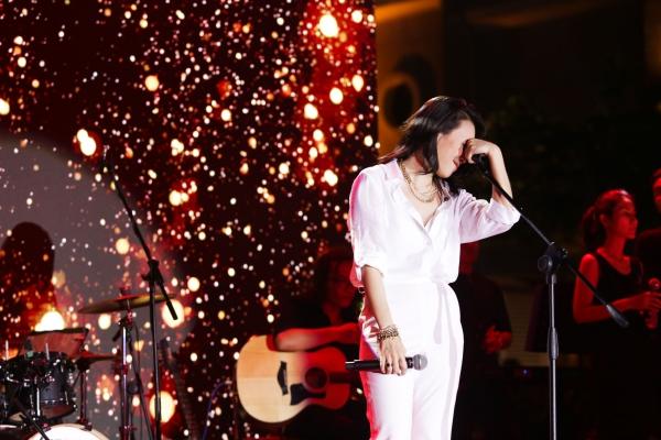 Công dân gương mẫu Mỹ Tâm dặn dò fan không xả rác ở phố đi bộ-5