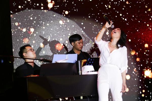 Công dân gương mẫu Mỹ Tâm dặn dò fan không xả rác ở phố đi bộ-16