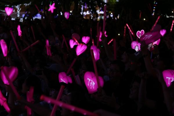 Công dân gương mẫu Mỹ Tâm dặn dò fan không xả rác ở phố đi bộ-12