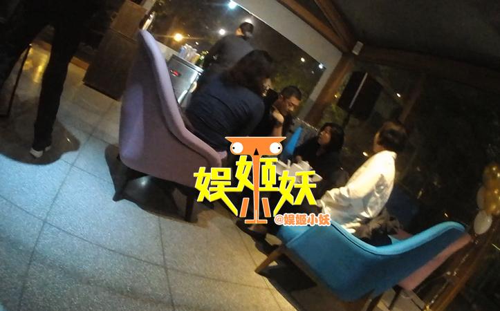 4 năm hậu ly hôn Vương Phi, Lý Á Bằng xuất hiện thân mật bên người phụ nữ lạ-1