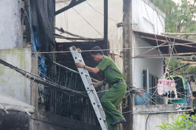 Vụ hỏa hoạn làm 3 mẹ con chết cháy: Người thân ngã quỵ, bật khóc nức nở tại hiện trường-2