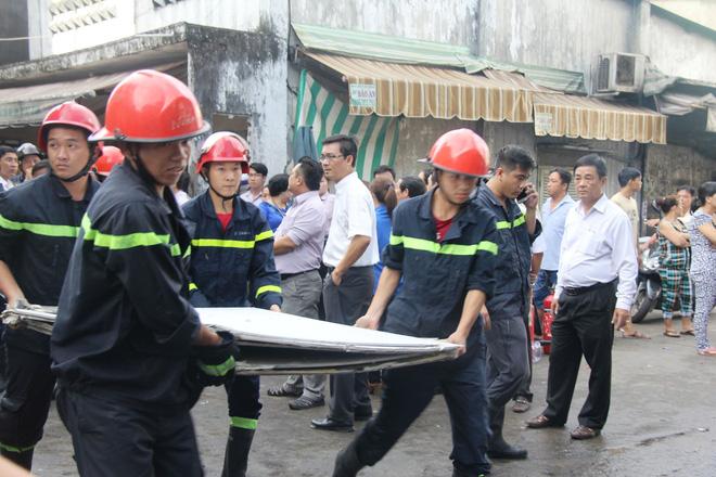 Vụ hỏa hoạn làm 3 mẹ con chết cháy: Người thân ngã quỵ, bật khóc nức nở tại hiện trường-5