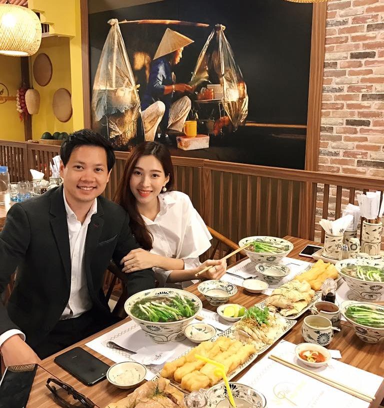 Tin sao Việt: Hoa hậu Thu Thảo hào hứng ăn phở mẹ nấu cùng chồng đại gia-1