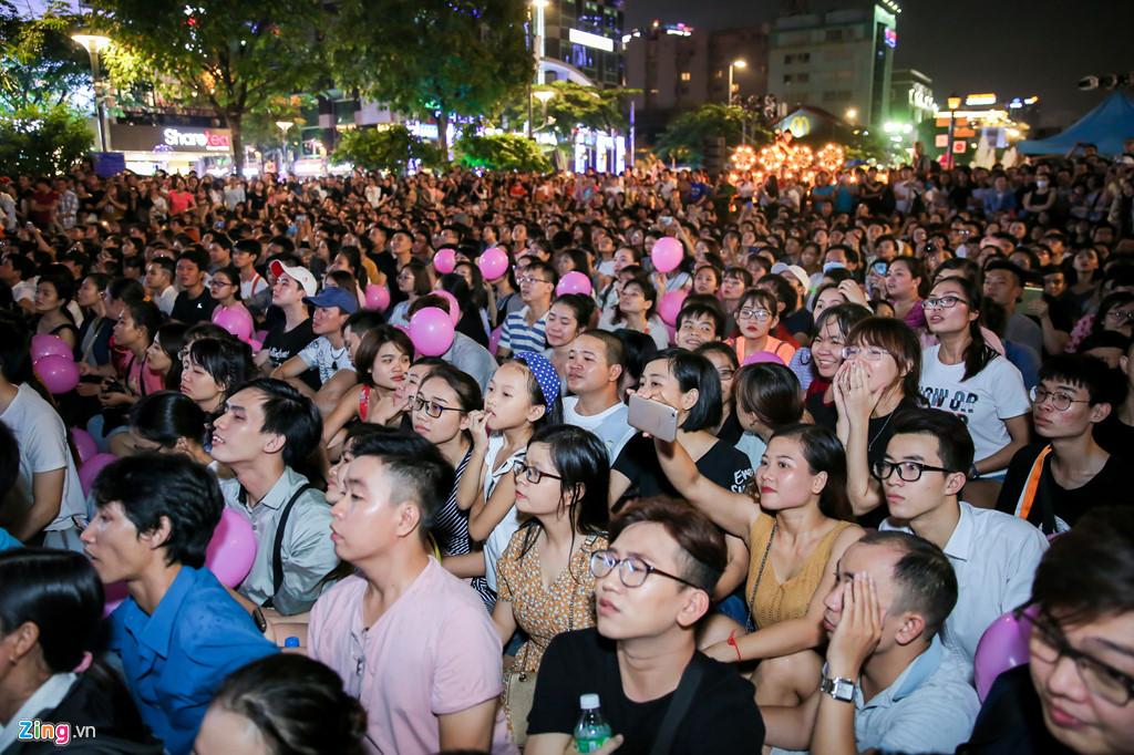 Biển người đổ về phố đi bộ xem Mỹ Tâm, vẫn còn hình ảnh kém ý thức-2