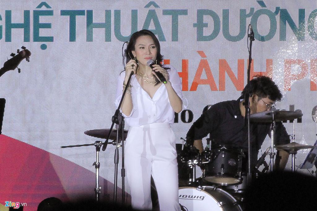 Biển người đổ về phố đi bộ xem Mỹ Tâm, vẫn còn hình ảnh kém ý thức-3