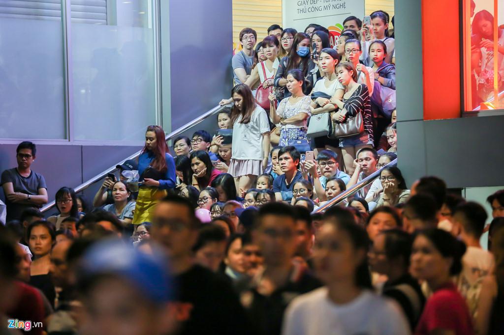 Biển người đổ về phố đi bộ xem Mỹ Tâm, vẫn còn hình ảnh kém ý thức-5