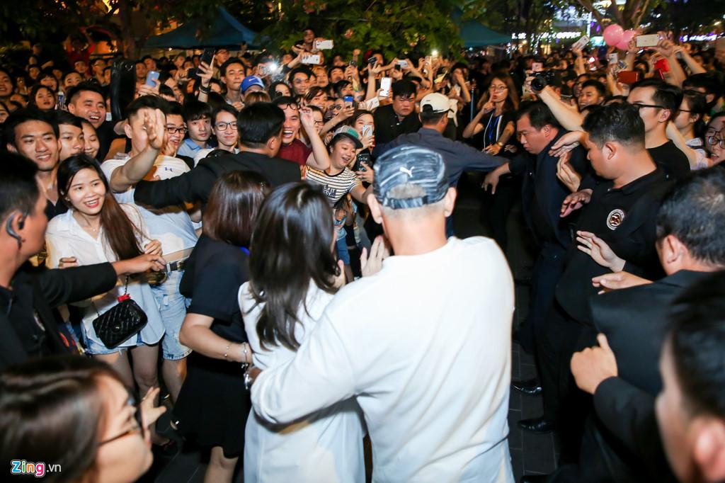 Biển người đổ về phố đi bộ xem Mỹ Tâm, vẫn còn hình ảnh kém ý thức-9