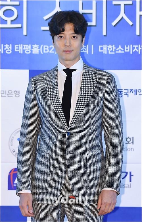 Sao Hàn 4/12: Song Joong Ki mua sách trẻ sơ sinh, ngầm thừa nhận Song Hye Kyo đã mang bầu?-8