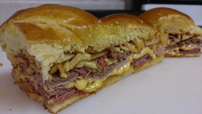 Puerto Rico: Tripleta chính là món bánh sandwich phổ biến ở Puerto Rico. Loại bánh này sẽ làm nức lòng những người yêu thịt khi phần nhân đầy ắp thịt gà nướng, thịt jambon, thịt bò. Thành phần của chiếc bánh này còn có cả phô mai và khoai tây thái sợi nhỏ chiên. - Ảnh: imgur.com