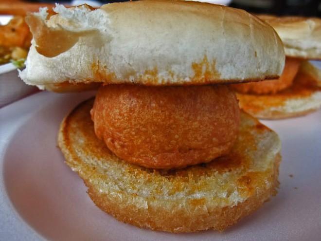 Ấn Độ: Món vada pav bao gồm bánh mì kẹp với khoai tây nghiền chiên giòn. Loại sandwich kiểu Ấn còn được ăn kèm với tương ớt cay.