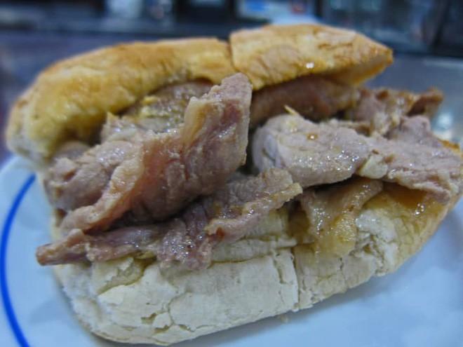 Bồ Đào Nha: Loại bánh sandwich phổ biến nhất ở Bồ Đào Nha chắc chắn là bánh bifana. Bifana chỉ là bánh mì kẹp thịt lợn thôi nhưng rất đáng để thử. Thịt thái thành những lát mỏng ướp gia vị, rượu, tỏi, áp chảo rồi kẹp vào bánh mì thêm chút sốt đậm đà và mù tạt thơm cay. Ảnh: mmm-yoso