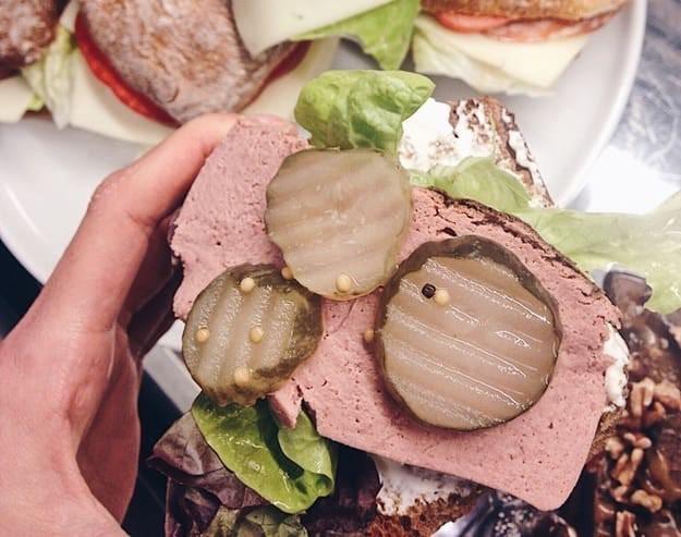 Thụy Điển: Một chiếc bánh sandwich đặc trưng truyền thống của Thụy Điển với pate gan và dưa chua thái lát.