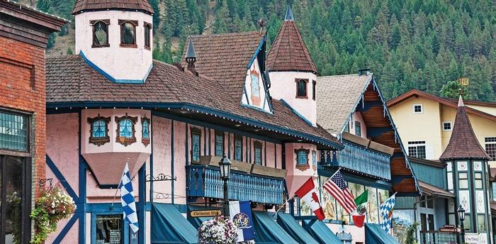 Leavenworth, Washington: Thị trấn Leavenworth được xây dựng theo kiến trúc Bavarian nổi tiếng với những ngôi nhà có khung bằng gỗ, những đỉnh núi tuyết trắng và viện bảo tàng Nutcracker. Đây cũng là nơi tổ chức một số lễ hội Giáng sinh và lễ hội Oktoberfest lớn nhất của nước Mỹ.