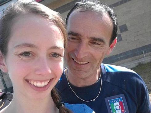 Cô gái 19 tuổi trốn gia đình bay sang nước khác để đính hôn với bạn trai đáng tuổi bố