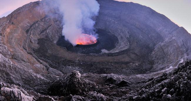 Run chân đi trên hồ dung nham đỏ rực lớn nhất thế giới-1