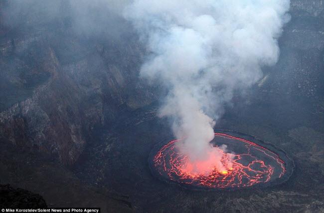 Run chân đi trên hồ dung nham đỏ rực lớn nhất thế giới-3