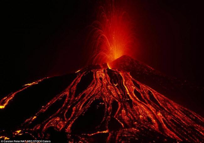 Run chân đi trên hồ dung nham đỏ rực lớn nhất thế giới-4