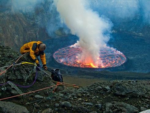 Run chân đi trên hồ dung nham đỏ rực lớn nhất thế giới