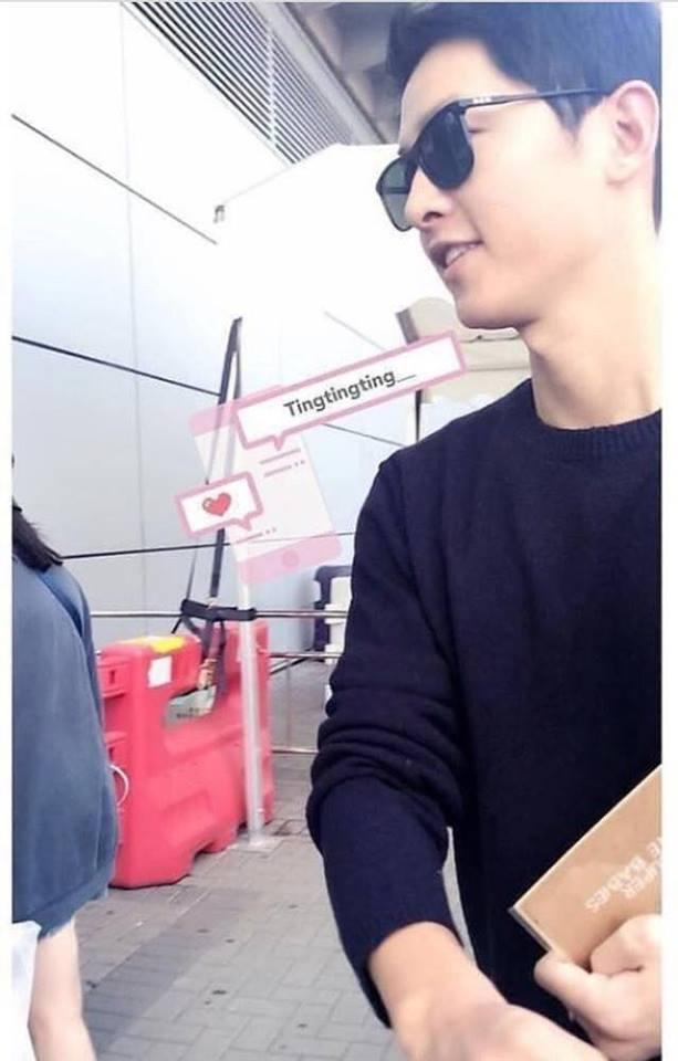 Sự thật về cuốn sách chăm con Song Joong Ki mang theo tại sân bay Hong Kong-1