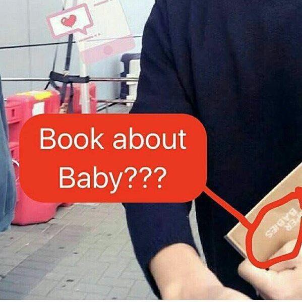 Sự thật về cuốn sách chăm con Song Joong Ki mang theo tại sân bay Hong Kong-2