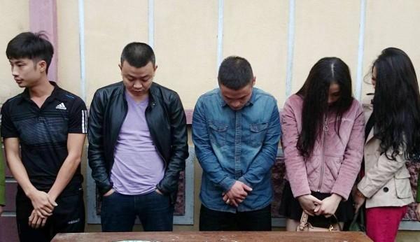 2 thiếu nữ xinh đẹp dùng thuốc lắc cùng 3 người đàn ông trong khách sạn-1