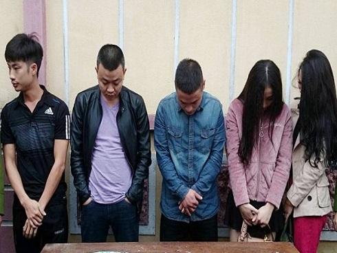 2 thiếu nữ xinh đẹp dùng thuốc lắc cùng 3 người đàn ông trong khách sạn