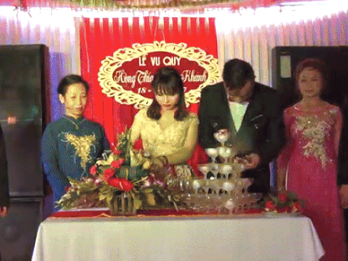 Chú rể đen đủi nhất năm: Mở rượu champagne bị nút chai bật trúng mặt-1