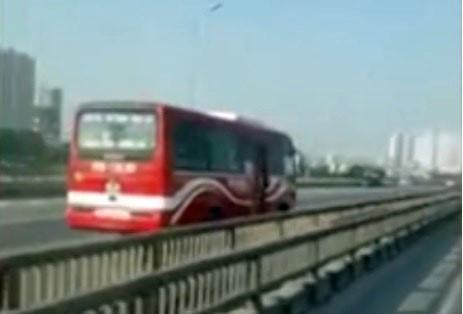 Xe khách phóng ngược chiều vun vút trên đường vành đai 3-1