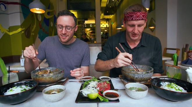 2 món phở đang khiến cộng đồng ẩm thực Sài Gòn sôi sục: Tô ngập thịt bò giá 2,3 triệu, tô sang chảnh với nguyên con tôm hùm-1