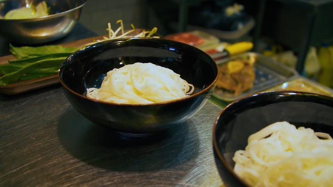 2 món phở đang khiến cộng đồng ẩm thực Sài Gòn sôi sục: Tô ngập thịt bò giá 2,3 triệu, tô sang chảnh với nguyên con tôm hùm-7