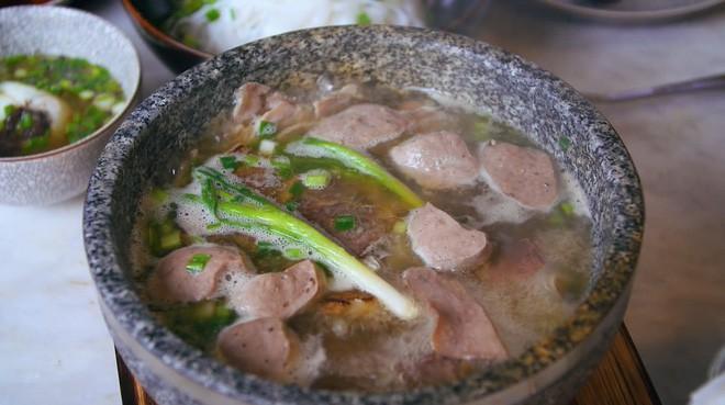 2 món phở đang khiến cộng đồng ẩm thực Sài Gòn sôi sục: Tô ngập thịt bò giá 2,3 triệu, tô sang chảnh với nguyên con tôm hùm-8