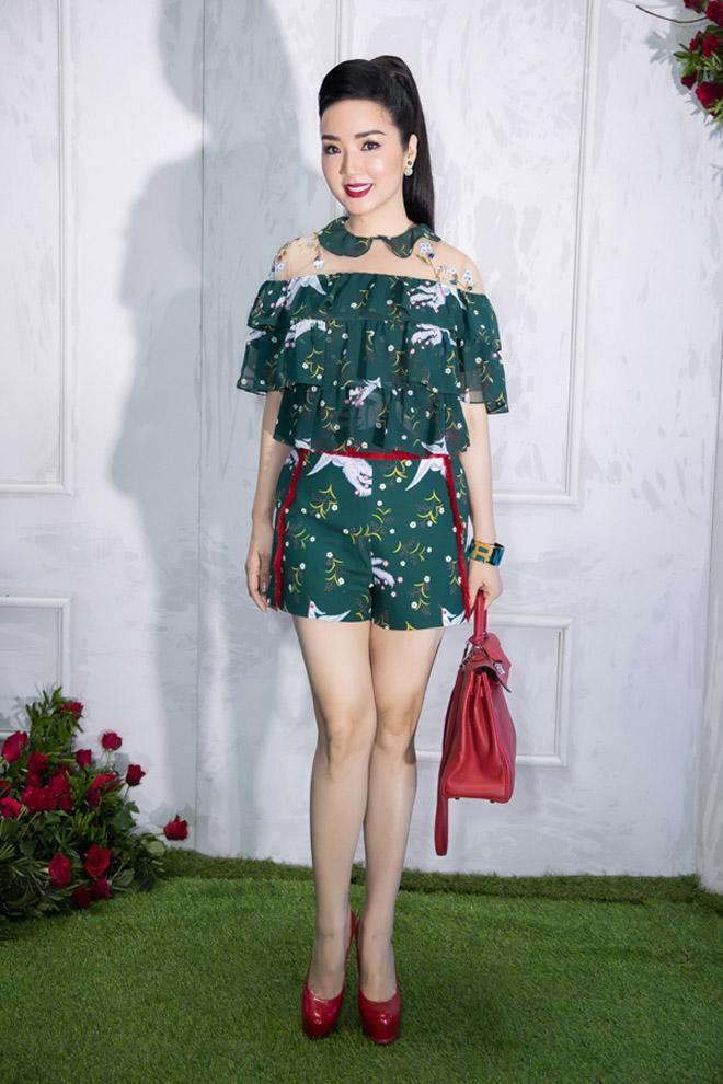 Kể cả khi là mỹ nhân không tuổi thì kiểu đồ này cũng chẳng còn hợp với Giáng My nữa!-1